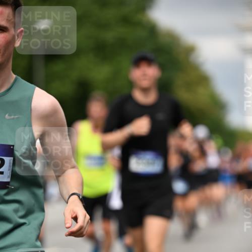 29.06.2025 - hella hamburg halbmarathon Dr. Thomas Lammeyer http://msf.ph/oto/8483550 29.06.2025 10:20:44 Kennedybrücke 1117, 1240, 1244, 1602, 1825, 2347, 2912, 3023, 3030, 3088, 3134, 3156, 3176, 3484, 3687, 5036, 6024, 6742, 7257, 7358, 7360, 7376, 7792, 7924, 7928, 8263, 8317, 8619, 8707, 8847, 8857, 9091, 9208, 9332, 9492, 9664, 9675, 9676, 9891, 10076, 10165, 10314, 10317, 10320, 10391, 10575, 10926, 11236, 11335, 11344, 11345, 11410, 11428 meine-sportfotos.de