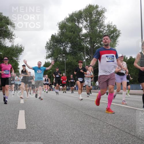 29.06.2025 - hella hamburg halbmarathon Luisa Fischer http://msf.ph/oto/8483602 29.06.2025 10:51:17 Kennedybrücke 9972, 15413, 9018, 12104, 14441, 19101, 1434, 10, 418, 11458, 1045, 1434, 2195, 2418, 2882, 2994, 3468, 4037, 4588, 4974, 6879, 9018, 10075 meine-sportfotos.de