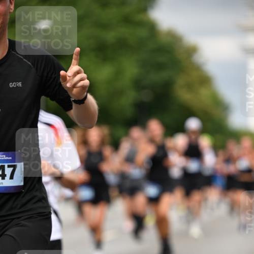 29.06.2025 - hella hamburg halbmarathon Dr. Thomas Lammeyer http://msf.ph/oto/8483675 29.06.2025 10:20:46 Kennedybrücke 1117, 1240, 1602, 1825, 2347, 2912, 3023, 3030, 3088, 3134, 3156, 3450, 3484, 3687, 5036, 5037, 6024, 6742, 7257, 7358, 7360, 7376, 7792, 7924, 7928, 8263, 8317, 8619, 8707, 8847, 8857, 9091, 9208, 9332, 9492, 9664, 9675, 9676, 9891, 10076, 10165, 10314, 10317, 10320, 10391, 10575, 10926, 11236, 11335, 11410, 11428 meine-sportfotos.de