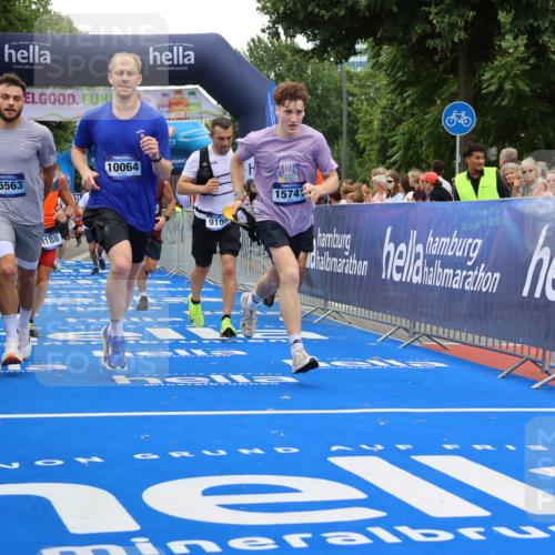 29.06.2025 - hella hamburg halbmarathon Strokosch-Dieckow http://msf.ph/oto/8483692 29.06.2025 10:45:17 Ziel 1697, 2188, 2367, 2470, 3186, 5706, 6054, 6375, 7087, 9105, 10064, 11469, 12783, 14703, 15563, 15636, 15651, 15741, 15760, 16513, 17120, 17499, 18346, 18407, 18718 meine-sportfotos.de