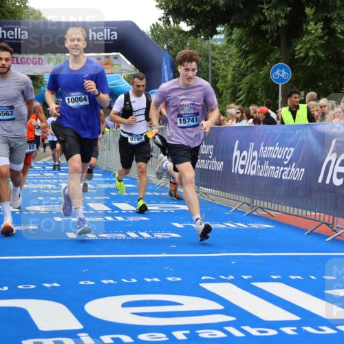 29.06.2025 - hella hamburg halbmarathon Strokosch-Dieckow http://msf.ph/oto/8483728 29.06.2025 10:45:17 Ziel 1697, 2188, 2367, 2470, 3186, 5706, 6054, 6375, 7087, 9105, 10064, 11469, 12783, 14703, 15563, 15636, 15651, 15741, 15760, 16513, 17120, 17499, 18346, 18407, 18718 meine-sportfotos.de