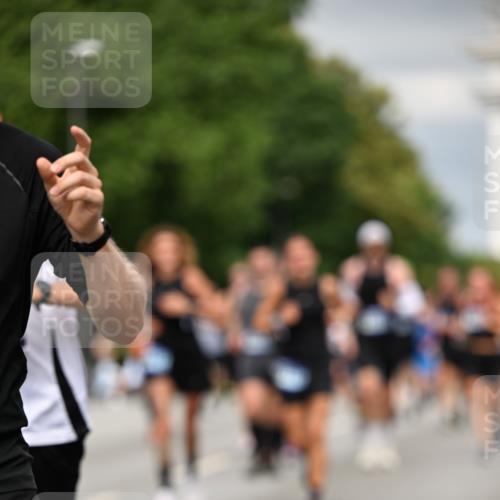 29.06.2025 - hella hamburg halbmarathon Dr. Thomas Lammeyer http://msf.ph/oto/8483742 29.06.2025 10:20:46 Kennedybrücke 1117, 1240, 1602, 1825, 2347, 2912, 3023, 3030, 3088, 3134, 3156, 3450, 3484, 3687, 5036, 5037, 6024, 6742, 7257, 7358, 7360, 7376, 7792, 7924, 7928, 8263, 8317, 8619, 8707, 8847, 8857, 9091, 9208, 9332, 9492, 9664, 9675, 9676, 9891, 10076, 10165, 10314, 10317, 10320, 10391, 10575, 10926, 11236, 11335, 11410, 11428 meine-sportfotos.de