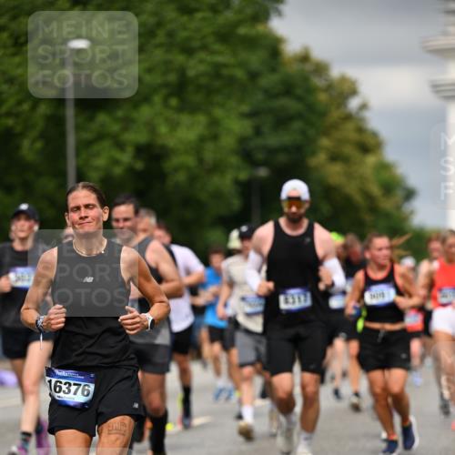 29.06.2025 - hella hamburg halbmarathon Dr. Thomas Lammeyer http://msf.ph/oto/8483976 29.06.2025 10:20:48 Kennedybrücke 1117, 1240, 1602, 1825, 2347, 2912, 3023, 3030, 3088, 3134, 3450, 3687, 5036, 5037, 6024, 6742, 6948, 7257, 7358, 7360, 7376, 7792, 7924, 7928, 8263, 8317, 8513, 8619, 8847, 8857, 9091, 9208, 9332, 9492, 9664, 9675, 9676, 9891, 10076, 10165, 10314, 10317, 10320, 10391, 10575, 10926, 11236, 11335, 11410, 11428 meine-sportfotos.de