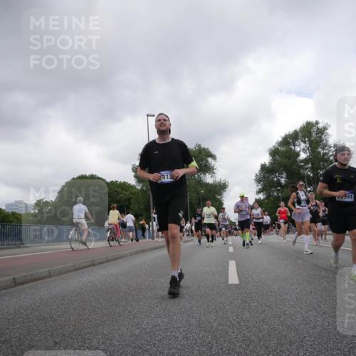 29.06.2025 - hella hamburg halbmarathon Luisa Fischer http://msf.ph/oto/8484127 29.06.2025 10:51:29 Kennedybrücke 412, 991, 15715, 1045, 1246, 1639, 1645, 2148, 2627, 3504, 3933, 4037, 4856, 5886, 7412, 7970, 8310, 8948, 9696 meine-sportfotos.de