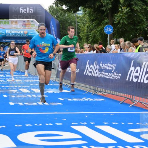 29.06.2025 - hella hamburg halbmarathon Strokosch-Dieckow http://msf.ph/oto/8484257 29.06.2025 10:45:24 Ziel 1697, 2367, 2415, 2470, 3186, 5706, 6831, 9105, 11469, 12277, 12643, 14062, 14703, 16725, 17499, 18407, 18638 meine-sportfotos.de