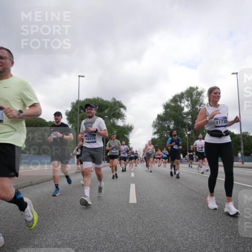 29.06.2025 - hella hamburg halbmarathon Luisa Fischer http://msf.ph/oto/8484308 29.06.2025 10:51:34 Kennedybrücke 7403, 89, 18415, 11730, 13909, 1246, 1639, 1645, 2627, 2704, 3049, 3933, 4856, 5886, 7412, 7427, 7970, 8077, 8310, 9696, 9787 meine-sportfotos.de