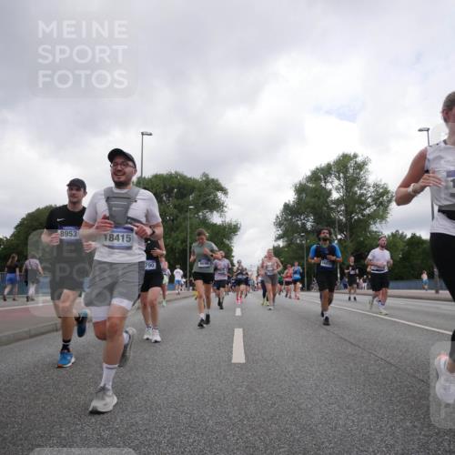 29.06.2025 - hella hamburg halbmarathon Luisa Fischer http://msf.ph/oto/8484311 29.06.2025 10:51:34 Kennedybrücke 8953, 18415, 790, 9696, 16018, 11730, 1246, 1639, 1645, 2627, 2704, 3049, 3933, 4856, 5886, 7412, 7427, 7970, 8077, 8310, 9696, 9787 meine-sportfotos.de