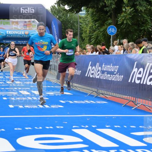 29.06.2025 - hella hamburg halbmarathon Strokosch-Dieckow http://msf.ph/oto/8484349 29.06.2025 10:45:24 Ziel 1697, 2367, 2415, 2470, 3186, 5706, 6831, 9105, 11469, 12277, 12643, 14062, 14703, 16725, 17499, 18407, 18638 meine-sportfotos.de