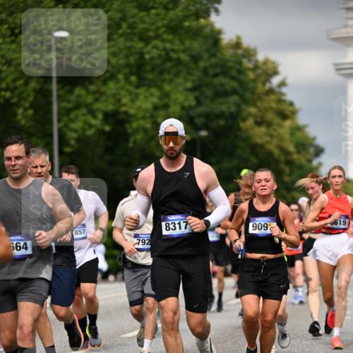 29.06.2025 - hella hamburg halbmarathon Dr. Thomas Lammeyer http://msf.ph/oto/8484403 29.06.2025 10:20:49 Kennedybrücke 1117, 1240, 1602, 1825, 2347, 2912, 3023, 3030, 3088, 3134, 3450, 3687, 5036, 5037, 6948, 7257, 7358, 7360, 7376, 7924, 7928, 8263, 8317, 8513, 8619, 8857, 9091, 9208, 9332, 9492, 9664, 9675, 9676, 9891, 10076, 10165, 10314, 10317, 10320, 10391, 10575, 10926, 11335, 11410, 11428 meine-sportfotos.de