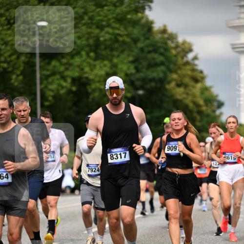 29.06.2025 - hella hamburg halbmarathon Dr. Thomas Lammeyer http://msf.ph/oto/8484413 29.06.2025 10:20:49 Kennedybrücke 1117, 1240, 1602, 1825, 2347, 2912, 3023, 3030, 3088, 3134, 3450, 3687, 5036, 5037, 6948, 7257, 7358, 7360, 7376, 7924, 7928, 8263, 8317, 8513, 8619, 8857, 9091, 9208, 9332, 9492, 9664, 9675, 9676, 9891, 10076, 10165, 10314, 10317, 10320, 10391, 10575, 10926, 11335, 11410, 11428 meine-sportfotos.de