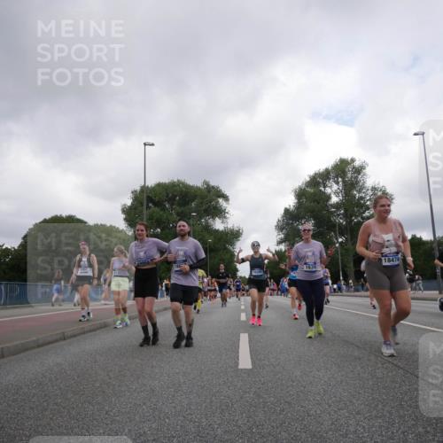 29.06.2025 - hella hamburg halbmarathon Luisa Fischer http://msf.ph/oto/8484460 29.06.2025 10:51:37 Kennedybrücke 4184, 18852, 186, 16305, 1639, 18474, 1246, 1639, 2627, 2704, 3049, 4856, 5952, 6950, 7427, 7970, 8077, 9696, 9787 meine-sportfotos.de