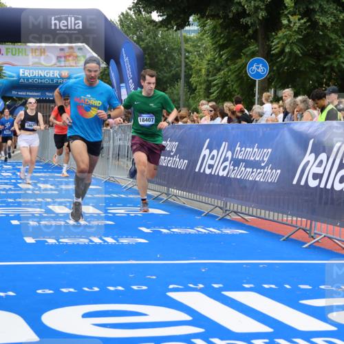 29.06.2025 - hella hamburg halbmarathon Strokosch-Dieckow http://msf.ph/oto/8484564 29.06.2025 10:45:24 Ziel 1697, 2367, 2415, 2470, 3186, 5706, 6831, 9105, 11469, 12277, 12643, 14062, 14703, 16725, 17499, 18407, 18638 meine-sportfotos.de