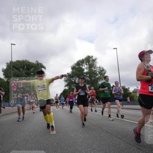 29.06.2025 - hella hamburg halbmarathon Luisa Fischer http://msf.ph/oto/8484659 29.06.2025 10:51:42 Kennedybrücke 11781, 12552, 13898, 8077, 13914, 3049, 1427, 2704, 1463, 2704, 3049, 3077, 4856, 5952, 6950, 7427, 8077, 9775, 9787, 10366 meine-sportfotos.de