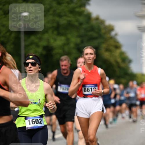 29.06.2025 - hella hamburg halbmarathon Dr. Thomas Lammeyer http://msf.ph/oto/8484665 29.06.2025 10:20:52 Kennedybrücke 1117, 1240, 1602, 1825, 2347, 2912, 3023, 3088, 3450, 3622, 3687, 5036, 5037, 6488, 6948, 7257, 7358, 7360, 7376, 7924, 7928, 8263, 8317, 8513, 8619, 8857, 9091, 9208, 9332, 9492, 9664, 9675, 9676, 9891, 10076, 10165, 10314, 10317, 10320, 10391, 10926, 11335, 11410, 11428 meine-sportfotos.de