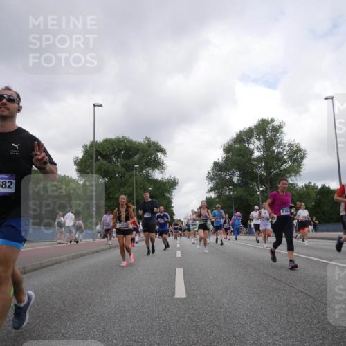 29.06.2025 - hella hamburg halbmarathon Luisa Fischer http://msf.ph/oto/8484734 29.06.2025 10:51:43 Kennedybrücke 12582, 17216, 11802, 9781, 13914, 1463, 2704, 3049, 3077, 5952, 6950, 7427, 8077, 9775, 9787, 10366 meine-sportfotos.de