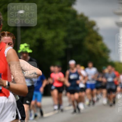 29.06.2025 - hella hamburg halbmarathon Dr. Thomas Lammeyer http://msf.ph/oto/8484930 29.06.2025 10:20:54 Kennedybrücke 1117, 1240, 1602, 1825, 2347, 3023, 3088, 3450, 3622, 5036, 5037, 6488, 6941, 6948, 7257, 7345, 7358, 7360, 7376, 7924, 7928, 8317, 8513, 8619, 8857, 9091, 9208, 9332, 9492, 9664, 9675, 9676, 9891, 10076, 10165, 10314, 10317, 10320, 10391, 10926, 11335, 11410 meine-sportfotos.de