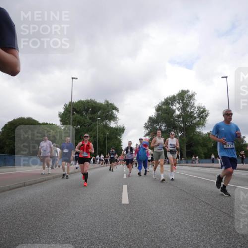 29.06.2025 - hella hamburg halbmarathon Luisa Fischer http://msf.ph/oto/8484937 29.06.2025 10:51:48 Kennedybrücke 183, 18262, 1720, 16686, 9775, 10366, 3077, 1463, 1720, 3077, 3215, 5714, 5952, 6950, 9775, 10366 meine-sportfotos.de