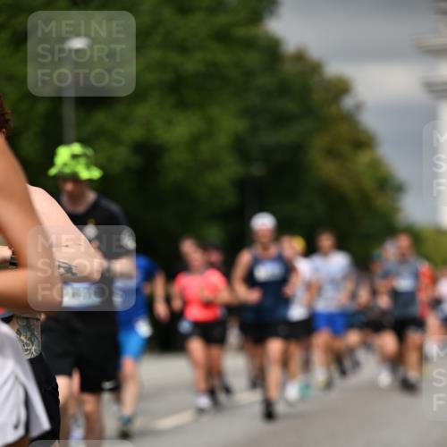29.06.2025 - hella hamburg halbmarathon Dr. Thomas Lammeyer http://msf.ph/oto/8484948 29.06.2025 10:20:54 Kennedybrücke 1117, 1240, 1602, 1825, 2347, 3023, 3088, 3450, 3622, 5036, 5037, 6488, 6941, 6948, 7257, 7345, 7358, 7360, 7376, 7924, 7928, 8317, 8513, 8619, 8857, 9091, 9208, 9332, 9492, 9664, 9675, 9676, 9891, 10076, 10165, 10314, 10317, 10320, 10391, 10926, 11335, 11410 meine-sportfotos.de