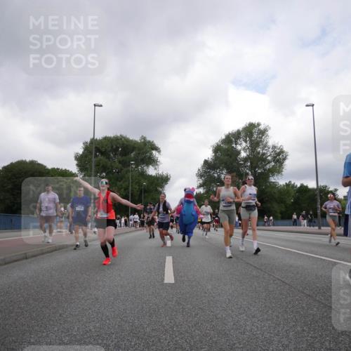 29.06.2025 - hella hamburg halbmarathon Luisa Fischer http://msf.ph/oto/8484953 29.06.2025 10:51:48 Kennedybrücke 1720, 16686, 18262, 13814, 9775, 1463, 1720, 3077, 3215, 5714, 5952, 6950, 9775, 10366 meine-sportfotos.de