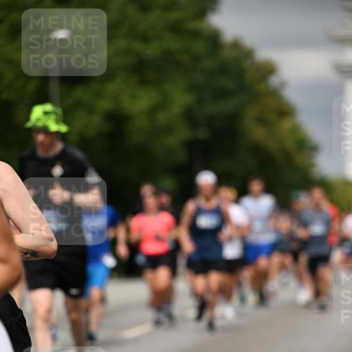 29.06.2025 - hella hamburg halbmarathon Dr. Thomas Lammeyer http://msf.ph/oto/8484966 29.06.2025 10:20:54 Kennedybrücke 1117, 1240, 1602, 1825, 2347, 3023, 3088, 3450, 3622, 5036, 5037, 6488, 6941, 6948, 7257, 7345, 7358, 7360, 7376, 7924, 7928, 8317, 8513, 8619, 8857, 9091, 9208, 9332, 9492, 9664, 9675, 9676, 9891, 10076, 10165, 10314, 10317, 10320, 10391, 10926, 11335, 11410 meine-sportfotos.de
