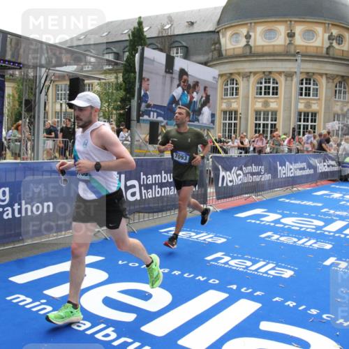 29.06.2025 - hella hamburg halbmarathon Michael Strokosch http://msf.ph/oto/8485032 29.06.2025 10:43:18 Ziel 1675, 3109, 3124, 7026, 7093, 10099, 10251, 11177, 15706, 16314, 16997, 18304 meine-sportfotos.de