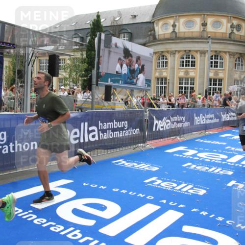 29.06.2025 - hella hamburg halbmarathon Michael Strokosch http://msf.ph/oto/8485050 29.06.2025 10:43:18 Ziel 1675, 3109, 3124, 7026, 7093, 10099, 10251, 11177, 15706, 16314, 16997, 18304 meine-sportfotos.de