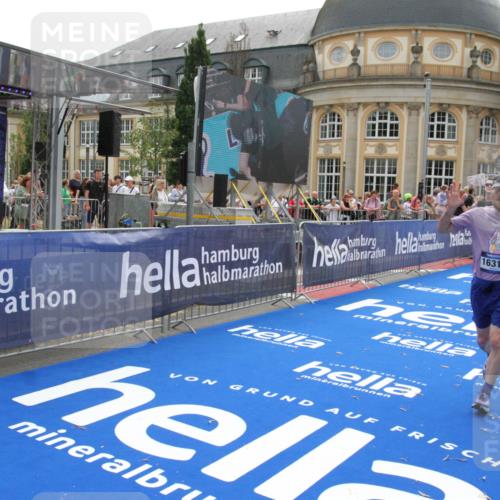 29.06.2025 - hella hamburg halbmarathon Michael Strokosch http://msf.ph/oto/8485191 29.06.2025 10:43:21 Ziel 1675, 3109, 3124, 3146, 10099, 15921, 16314, 16997, 18274, 18304 meine-sportfotos.de