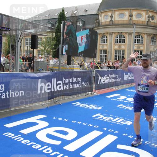 29.06.2025 - hella hamburg halbmarathon Michael Strokosch http://msf.ph/oto/8485220 29.06.2025 10:43:21 Ziel 1675, 3109, 3124, 3146, 10099, 15921, 16314, 16997, 18274, 18304 meine-sportfotos.de