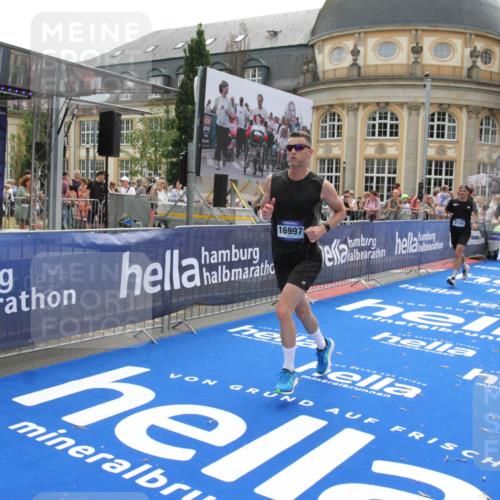 29.06.2025 - hella hamburg halbmarathon Michael Strokosch http://msf.ph/oto/8485250 29.06.2025 10:43:22 Ziel 3109, 3124, 3146, 10099, 13348, 15921, 16314, 16720, 16997, 18274, 18987 meine-sportfotos.de
