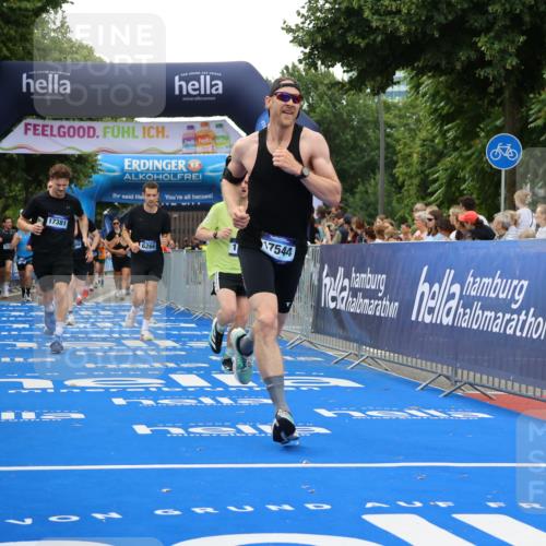 29.06.2025 - hella hamburg halbmarathon Strokosch-Dieckow http://msf.ph/oto/8485324 29.06.2025 10:45:00 Ziel 1171, 1424, 1520, 2270, 2890, 3917, 4425, 4997, 6266, 7709, 7843, 9030, 9710, 10313, 10741, 11688, 13919, 15334, 15365, 16058, 16689, 17381, 17382, 17406, 17544, 18055, 18631 meine-sportfotos.de
