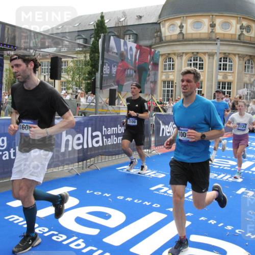 29.06.2025 - hella hamburg halbmarathon Michael Strokosch http://msf.ph/oto/8485362 29.06.2025 10:43:24 Ziel 2653, 3109, 3124, 3146, 10099, 10237, 13348, 15921, 16314, 16720, 16997, 17391, 18274, 18987, 19009, 19051 meine-sportfotos.de