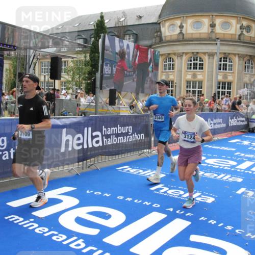 29.06.2025 - hella hamburg halbmarathon Michael Strokosch http://msf.ph/oto/8485421 29.06.2025 10:43:25 Ziel 2653, 3109, 3124, 3146, 5506, 8664, 10099, 10237, 13348, 15921, 16720, 16997, 17391, 18274, 18942, 18987, 19009, 19051 meine-sportfotos.de