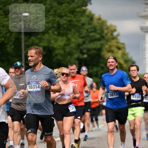 29.06.2025 - hella hamburg halbmarathon Dr. Thomas Lammeyer http://msf.ph/oto/8485438 29.06.2025 10:21:00 Kennedybrücke 1117, 1240, 1403, 1602, 1825, 3023, 3088, 3450, 3622, 5037, 6328, 6488, 6941, 6948, 7114, 7257, 7345, 7360, 7376, 7924, 7928, 8317, 8513, 8619, 8983, 9091, 9208, 9664, 9675, 9676, 10165, 10314, 10317, 10320, 10377, 10391, 10735, 10926, 11335, 11410 meine-sportfotos.de