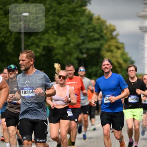 29.06.2025 - hella hamburg halbmarathon Dr. Thomas Lammeyer http://msf.ph/oto/8485446 29.06.2025 10:21:00 Kennedybrücke 1117, 1240, 1403, 1602, 1825, 3023, 3088, 3450, 3622, 5037, 6328, 6488, 6941, 6948, 7114, 7257, 7345, 7360, 7376, 7924, 7928, 8317, 8513, 8619, 8983, 9091, 9208, 9664, 9675, 9676, 10165, 10314, 10317, 10320, 10377, 10391, 10735, 10926, 11335, 11410 meine-sportfotos.de