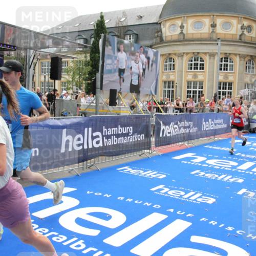 29.06.2025 - hella hamburg halbmarathon Michael Strokosch http://msf.ph/oto/8485476 29.06.2025 10:43:26 Ziel 2653, 3109, 3124, 3146, 3928, 5506, 8664, 10099, 10237, 13348, 15921, 16720, 17391, 18274, 18942, 18987, 19009, 19051 meine-sportfotos.de