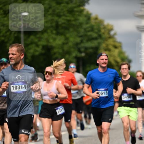 29.06.2025 - hella hamburg halbmarathon Dr. Thomas Lammeyer http://msf.ph/oto/8485479 29.06.2025 10:21:01 Kennedybrücke 1117, 1240, 1403, 1602, 1825, 3023, 3088, 3450, 3622, 5037, 5390, 6328, 6488, 6941, 6948, 7114, 7115, 7257, 7345, 7360, 7376, 7924, 7928, 8317, 8513, 8619, 8983, 9091, 9208, 9664, 9675, 9676, 10165, 10314, 10317, 10320, 10377, 10391, 10735, 10926, 11335, 11410 meine-sportfotos.de