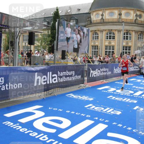 29.06.2025 - hella hamburg halbmarathon Michael Strokosch http://msf.ph/oto/8485522 29.06.2025 10:43:26 Ziel 2653, 3109, 3124, 3146, 3928, 5506, 8664, 10099, 10237, 13348, 15921, 16720, 17391, 18274, 18942, 18987, 19009, 19051 meine-sportfotos.de