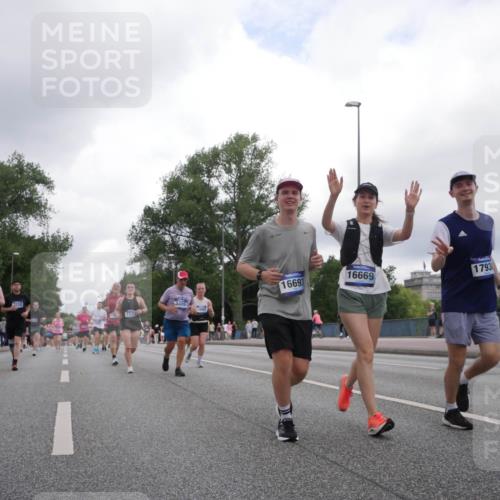 29.06.2025 - hella hamburg halbmarathon Luisa Fischer http://msf.ph/oto/8485618 29.06.2025 10:52:12 Kennedybrücke 13399, 2909, 3486, 2320, 18967, 16693, 16669, 17930, 1142, 1174, 1175, 2067, 3486, 5551, 7532, 9341 meine-sportfotos.de