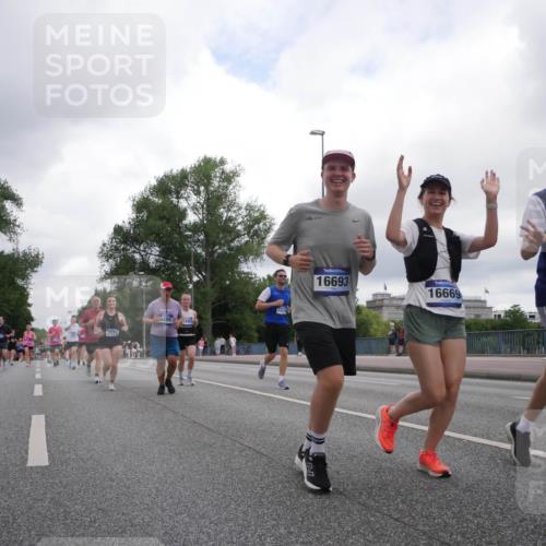 29.06.2025 - hella hamburg halbmarathon Luisa Fischer http://msf.ph/oto/8485633 29.06.2025 10:52:13 Kennedybrücke 133, 2909, 3320, 486, 13549, 16693, 16669, 1793, 351, 1142, 1174, 1175, 2067, 3486, 5551, 7532, 9341 meine-sportfotos.de