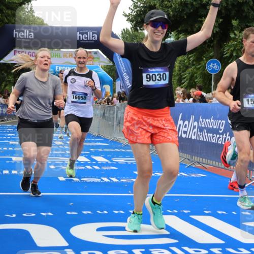 29.06.2025 - hella hamburg halbmarathon Strokosch-Dieckow http://msf.ph/oto/8485646 29.06.2025 10:44:58 Ziel 1171, 1424, 1520, 2098, 2890, 3917, 4425, 4997, 6266, 7709, 7843, 9030, 9710, 9720, 10741, 11688, 12161, 13919, 15334, 15365, 16058, 17381, 17382, 17406, 17544, 18055, 18631 meine-sportfotos.de
