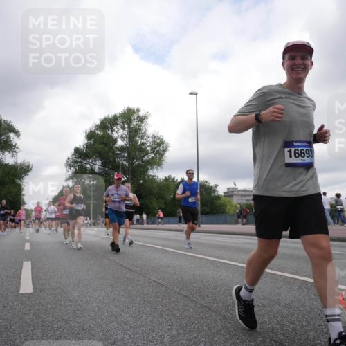 29.06.2025 - hella hamburg halbmarathon Luisa Fischer http://msf.ph/oto/8485649 29.06.2025 10:52:13 Kennedybrücke 2909, 3320, 7532, 3486, 16693, 16669, 1142, 1174, 1175, 2067, 3486, 5551, 7532, 9341 meine-sportfotos.de