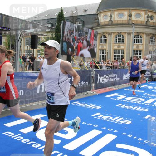 29.06.2025 - hella hamburg halbmarathon Michael Strokosch http://msf.ph/oto/8485656 29.06.2025 10:43:27 Ziel 2653, 3109, 3124, 3146, 3928, 5506, 8664, 10237, 13348, 15921, 16720, 17391, 18274, 18942, 18987, 19009, 19051 meine-sportfotos.de
