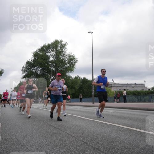 29.06.2025 - hella hamburg halbmarathon Luisa Fischer http://msf.ph/oto/8485664 29.06.2025 10:52:14 Kennedybrücke 3320, 1169, 7532, 1142, 3486, 13549, 1142, 2067, 3486, 5551, 7532, 9341 meine-sportfotos.de