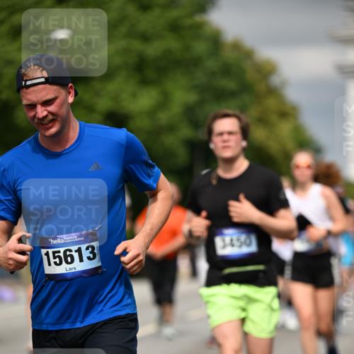 29.06.2025 - hella hamburg halbmarathon Dr. Thomas Lammeyer http://msf.ph/oto/8485698 29.06.2025 10:21:03 Kennedybrücke 1117, 1240, 1403, 1602, 1825, 3088, 3450, 3622, 5037, 5390, 6126, 6128, 6328, 6488, 6522, 6941, 6948, 7114, 7115, 7257, 7345, 7360, 7376, 7924, 7928, 8317, 8513, 8619, 8983, 9091, 9208, 9259, 9664, 9675, 9676, 10165, 10314, 10317, 10320, 10377, 10391, 10592, 10735, 10926, 11335, 11410 meine-sportfotos.de
