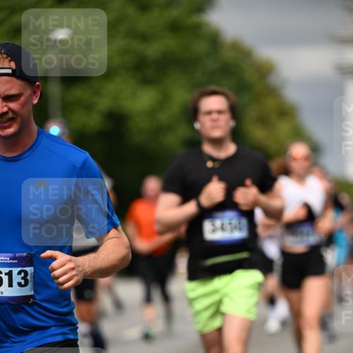 29.06.2025 - hella hamburg halbmarathon Dr. Thomas Lammeyer http://msf.ph/oto/8485718 29.06.2025 10:21:03 Kennedybrücke 1117, 1240, 1403, 1602, 1825, 3088, 3450, 3622, 5037, 5390, 6126, 6128, 6328, 6488, 6522, 6941, 6948, 7114, 7115, 7257, 7345, 7360, 7376, 7924, 7928, 8317, 8513, 8619, 8983, 9091, 9208, 9259, 9664, 9675, 9676, 10165, 10314, 10317, 10320, 10377, 10391, 10592, 10735, 10926, 11335, 11410 meine-sportfotos.de