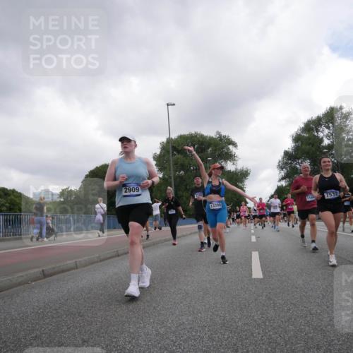 29.06.2025 - hella hamburg halbmarathon Luisa Fischer http://msf.ph/oto/8485725 29.06.2025 10:52:15 Kennedybrücke 2909, 18761, 3320, 13399, 1169, 7532, 114, 1142, 3486, 5551, 7532, 9341 meine-sportfotos.de