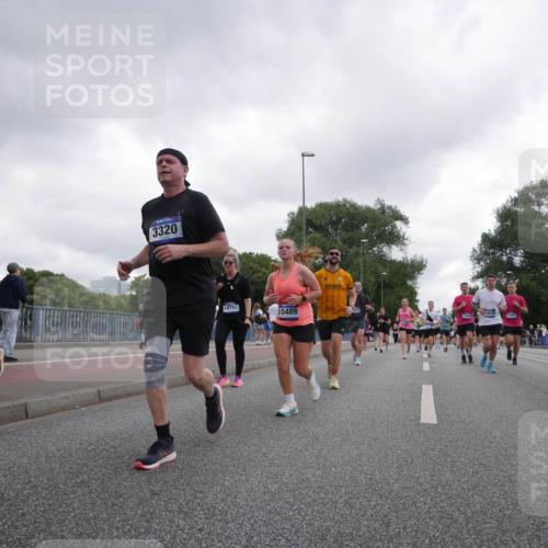 29.06.2025 - hella hamburg halbmarathon Luisa Fischer http://msf.ph/oto/8485788 29.06.2025 10:52:17 Kennedybrücke 2756, 3320, 18781, 15489, 14081, 1142, 1626, 2475, 3383, 3486, 5551, 7532, 9341, 10204 meine-sportfotos.de