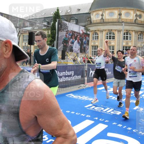 29.06.2025 - hella hamburg halbmarathon Michael Strokosch http://msf.ph/oto/8485836 29.06.2025 10:43:30 Ziel 2653, 3928, 5124, 5436, 5506, 7635, 8664, 9931, 10237, 10246, 11648, 13348, 16338, 16720, 17391, 18513, 18810, 18942, 18987, 19009, 19051 meine-sportfotos.de