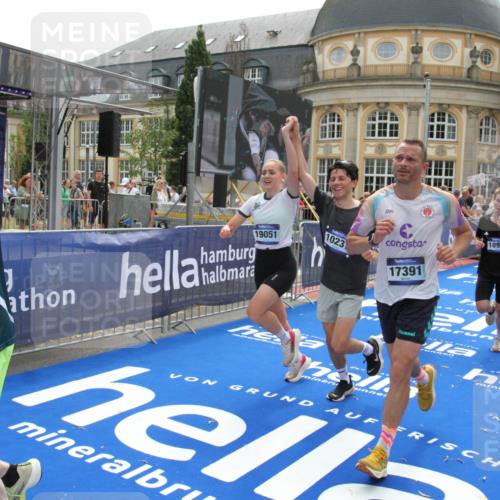 29.06.2025 - hella hamburg halbmarathon Michael Strokosch http://msf.ph/oto/8485871 29.06.2025 10:43:31 Ziel 2653, 3928, 4080, 5124, 5436, 5506, 7635, 8664, 9931, 10237, 10246, 11648, 12623, 13348, 16338, 16720, 17391, 18513, 18810, 18942, 18987, 19009, 19051 meine-sportfotos.de