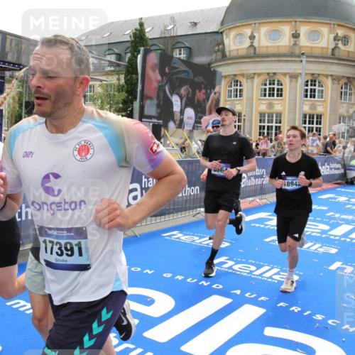 29.06.2025 - hella hamburg halbmarathon Michael Strokosch http://msf.ph/oto/8485908 29.06.2025 10:43:31 Ziel 2653, 3928, 4080, 5124, 5436, 5506, 7635, 8664, 9931, 10237, 10246, 11648, 12623, 13348, 16338, 16720, 17391, 18513, 18810, 18942, 18987, 19009, 19051 meine-sportfotos.de